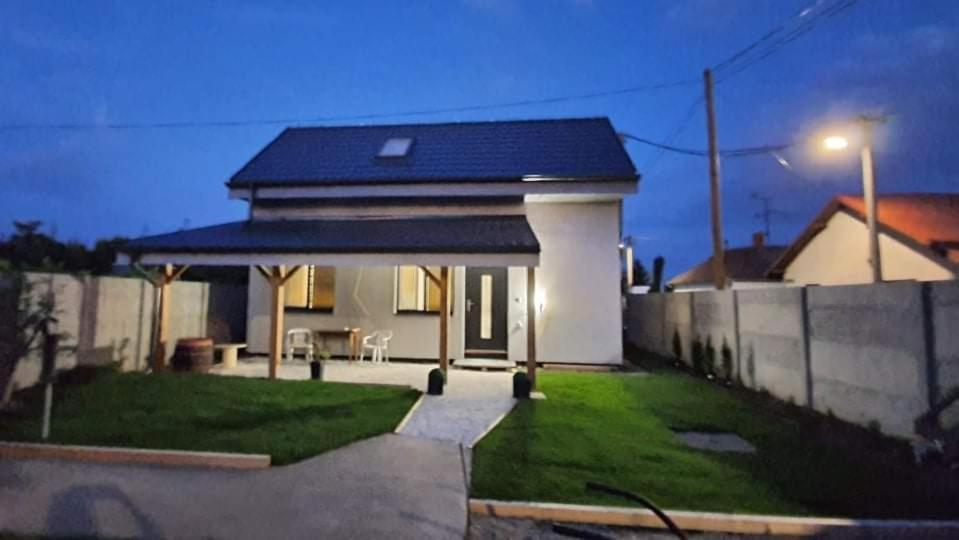 Vikendovy Dom Hlboka Villa Dunajska Streda Luaran gambar